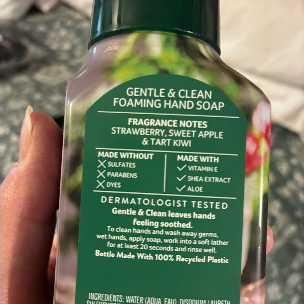 Bath & Body Works Strawberry Kiwi Foaming Hand Soap (4) - Picture 2 of 5
